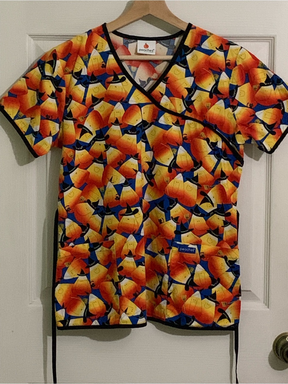 Peaches Halloween Women’s Scrub Top Candy Corn Witch Hats Small/Medium